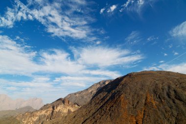 Umman eski dağ gorge ve kanyon derin bulutlu gökyüzü 