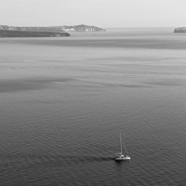 Hill ve Avrupa Yunanistan kasaba yaz Beach'te kayalara