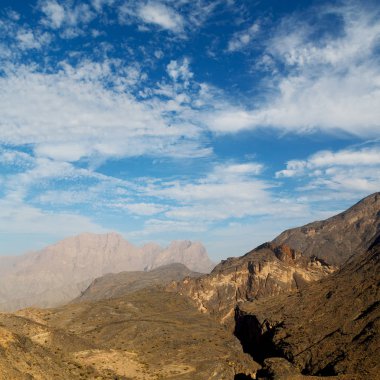 Umman eski dağ gorge ve kanyon derin bulutlu gökyüzü 