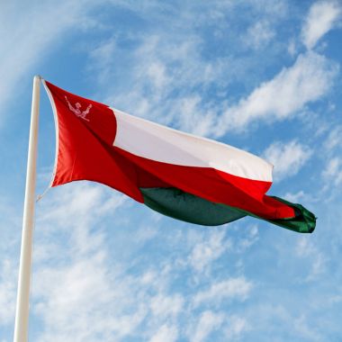 Umman dalgalanan bayrak ve bulutlu gökyüzü