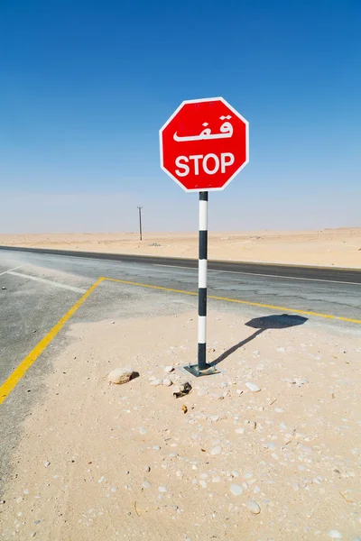 In oman in de buurt van de oude straat en eenzaamheid — Stockfoto