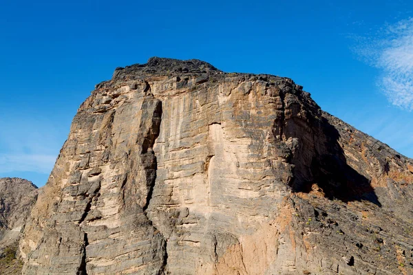В Омані стара гірська ущелина і каньйон глибоке хмарне небо — стокове фото