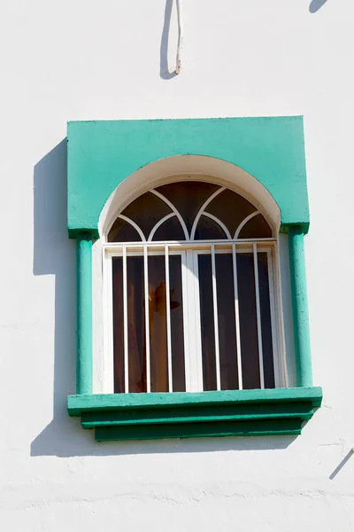 I oman det gamla utsmyckade fönstret — Stockfoto