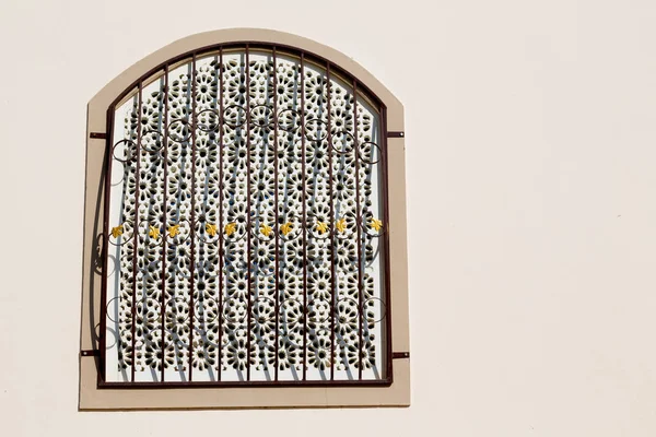 En Oman la vieja ventana adornada — Foto de Stock