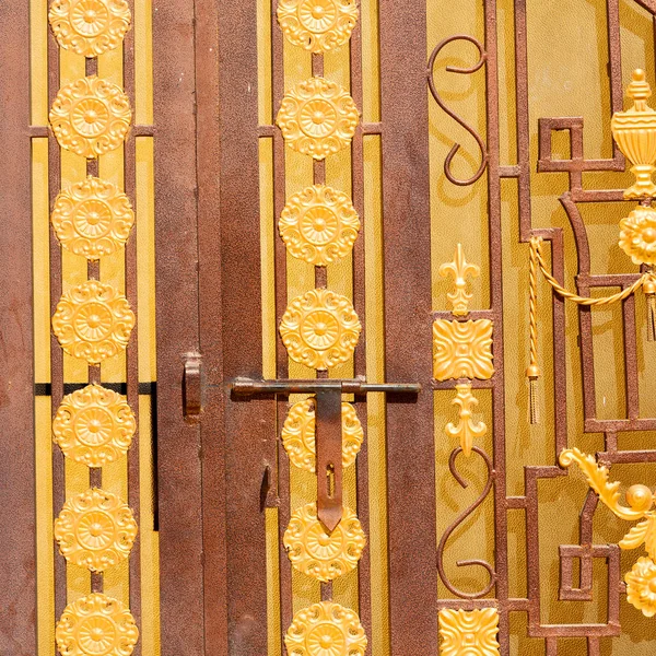 在阿曼古董门入口和高建群装饰句柄 — 图库照片