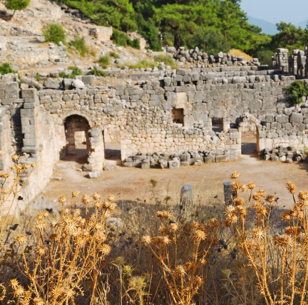 Rovine pietra e teatro in antalya arykanda tacchino asia cielo a — Foto Stock