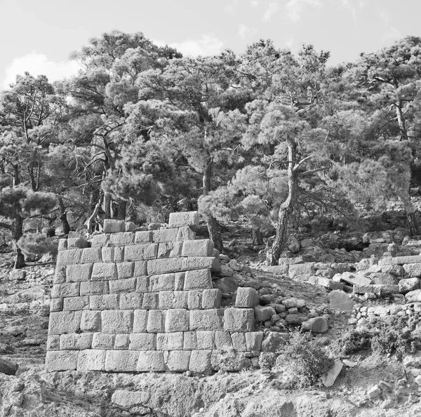 老庙和剧院在 Arykanda 安塔利亚土耳其亚洲天空和废墟 — 图库照片