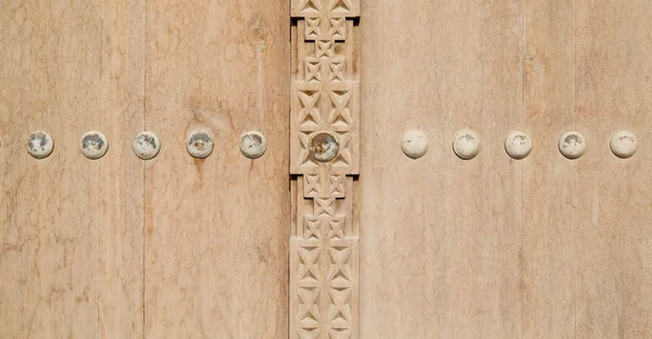 В старой старинной текстуре дверей и линии подсветки — стоковое фото