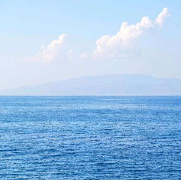 Collina e rocce sulla spiaggia estiva in Europa Grecia santorin — Foto Stock