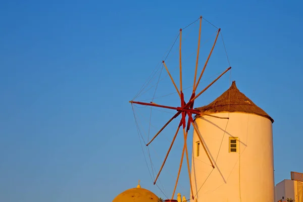 Starý mlýn v santorini Řecko Evropě a obloha slunce — Stock fotografie