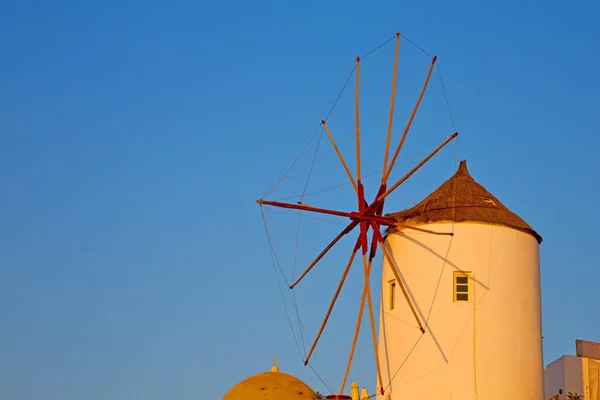 Gamle møller i Santorini Hellas Europa og himmelsoloppgangen – stockfoto