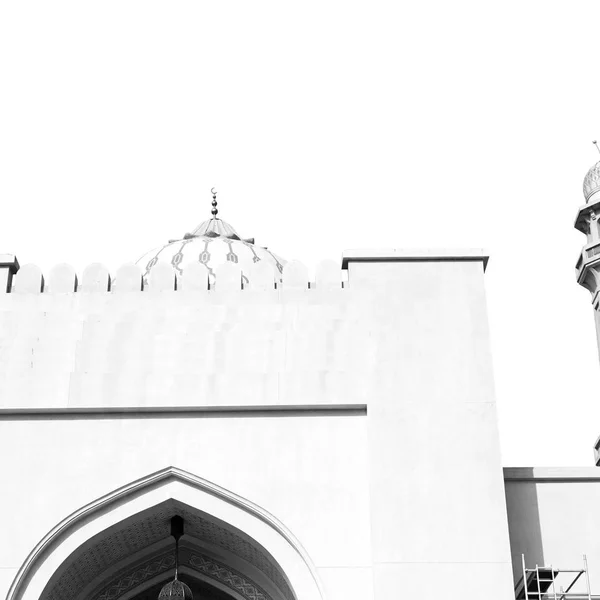 Dans oman muscat l'ancienne mosquée minaret et religion dans le ciel clair — Photo