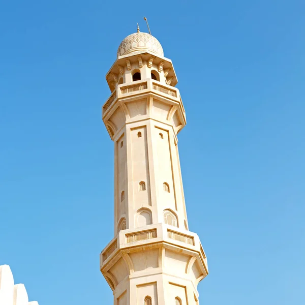 Dans oman muscat l'ancienne mosquée minaret et religion dans le ciel clair — Photo