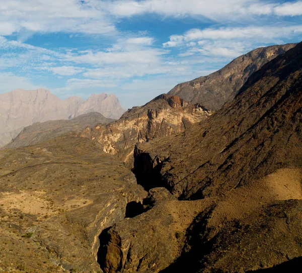 Umman eski dağ gorge ve kanyon derin bulutlu gökyüzü 