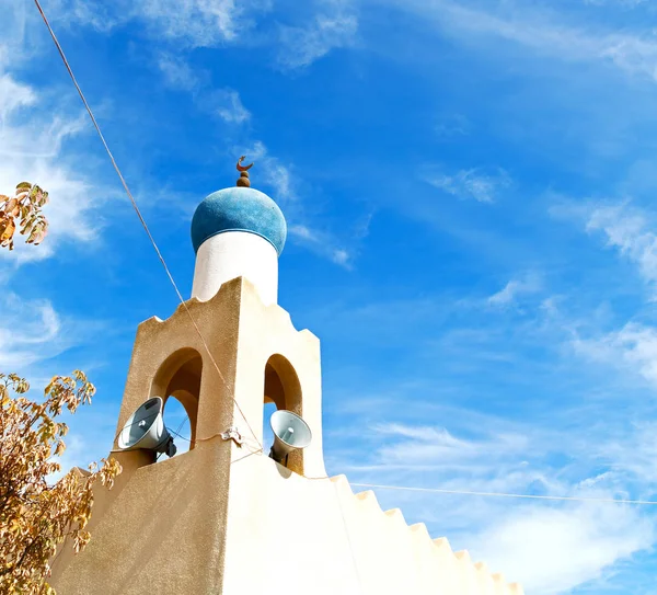 In oman muscat il vecchio minareto moschea e la religione in cielo aperto — Foto Stock