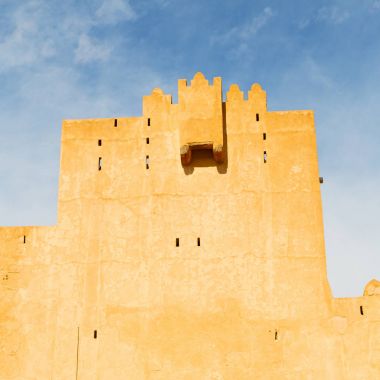 Umman Muscat eski savunma fort battlesment gökyüzü bir