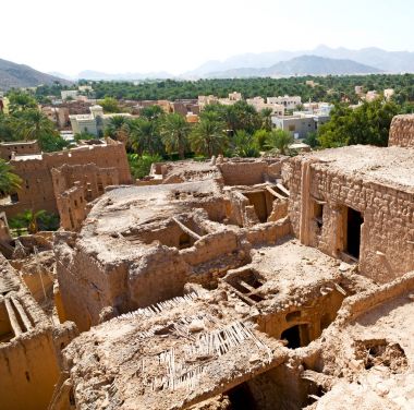 Umman eski terk edilmiş köy evi ve bulutlu gökyüzü kemer