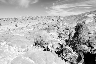 Umman eski dağ gorge ve kanyon derin bulutlu gökyüzü 