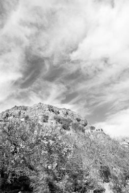 Umman dağda eski terk edilmiş köy evi ve cl kemer