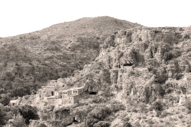 Umman dağda eski terk edilmiş köy evi ve cl kemer