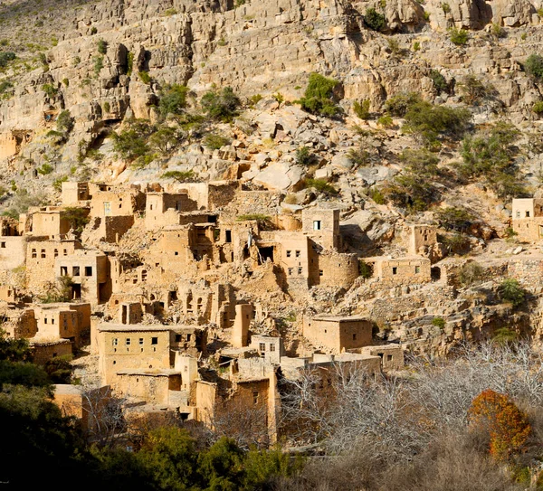 Umman dağda eski terk edilmiş köy evi ve cl kemer