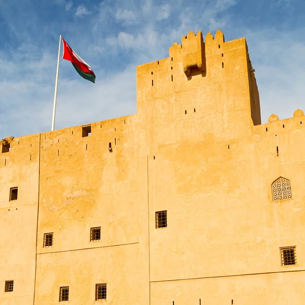 In oman muscat il vecchio forte difensivo battaglia cielo a — Foto Stock