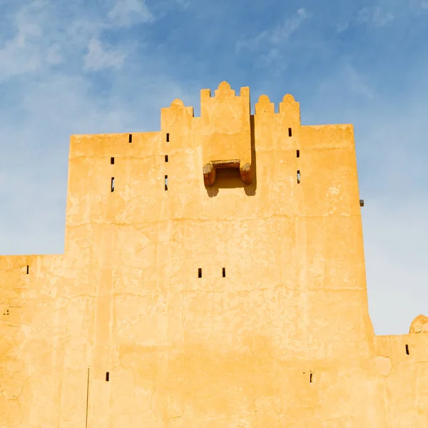 In oman muscat il vecchio forte difensivo battaglia cielo a — Foto Stock