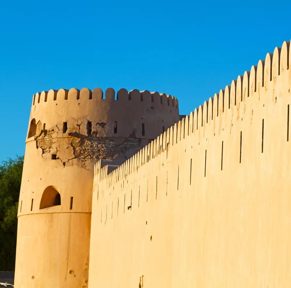 In oman muscat il vecchio forte difensivo battaglia cielo a — Foto Stock