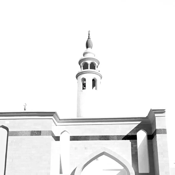 In oman muscat il vecchio minareto moschea e la religione in cielo aperto — Foto Stock