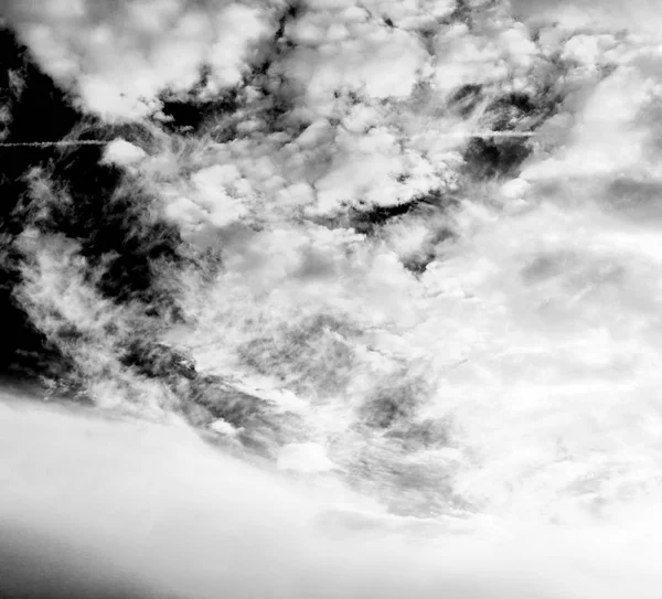 Omán a bolyhos felhős ég és üres hely — Stock Fotó