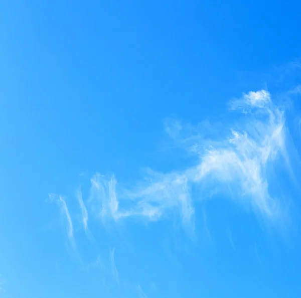 In oman de pluizige bewolkte hemel en lege ruimte — Stockfoto