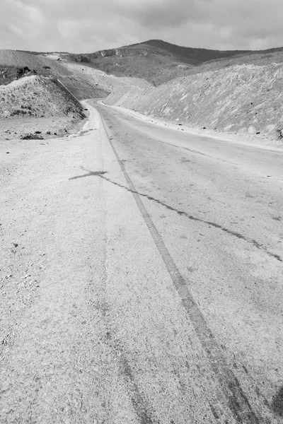 Em oman asfalto rua linha branca e panorama de montanha — Fotografia de Stock