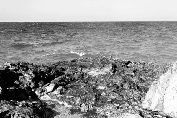 Umman sahil şeridi denizde okyanus Körfez rock ve plaj gökyüzü sakin ol — Stok fotoğraf