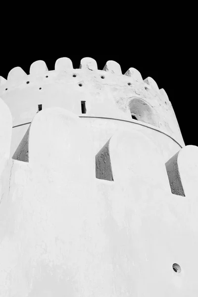 Σε Μουσκάτ του Ομάν παλιά αμυντικό οχυρό battlesment ουρανό και st — Φωτογραφία Αρχείου