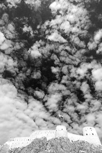 오만 무스카트 락 오래 된 방어 요새 battlesment 하늘 그리고 — 스톡 사진