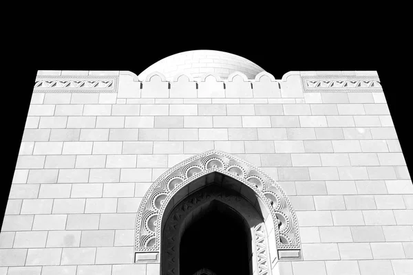 ミナレットと宗教は古代モスクの人ムスカットの澄んだ空に — ストック写真