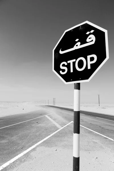 In oman in de buurt van de oude desert de asfalt lege straat en lonelin — Stockfoto
