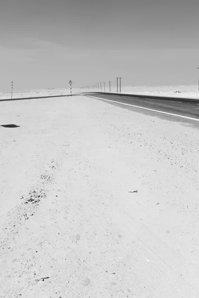 古い近くオマーンの砂漠のアスファルト empry 通りと lonelin — ストック写真