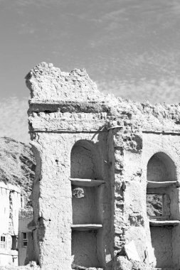 Umman eski terk edilmiş köy evi ve bulutlu gökyüzü kemer