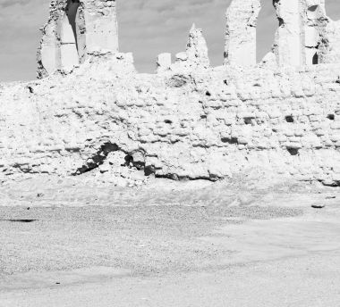 Umman eski terk edilmiş köy evi ve bulutlu gökyüzü kemer