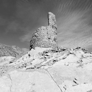 Umman eski köy evi ve bulutlu gökyüzü terk