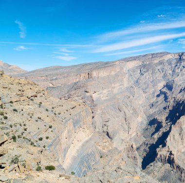 Umman eski dağ gorge ve kanyon derin bulutlu gökyüzü 