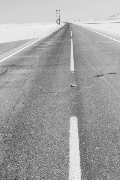 Dans oman près du vieux désert la rue asphaltée empry et lonelin — Photo