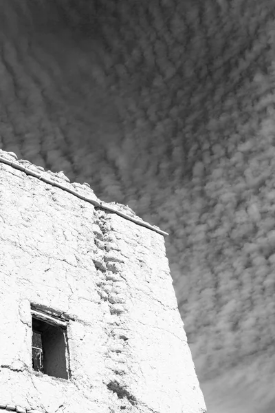 En Oman la vieja casa abandonada del pueblo y el cielo nublado —  Fotos de Stock