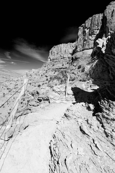 En Oman el viejo barranco de la montaña y el cañón el cielo nublado profundo — Foto de Stock