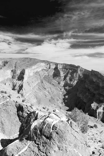 No oman o desfiladeiro velho da montanha e o canyon o céu nublado profundo — Fotografia de Stock