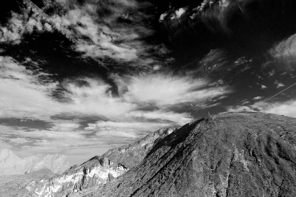 In der alten Gebirgsschlucht und im Canyon am tief bewölkten Himmel — Stockfoto