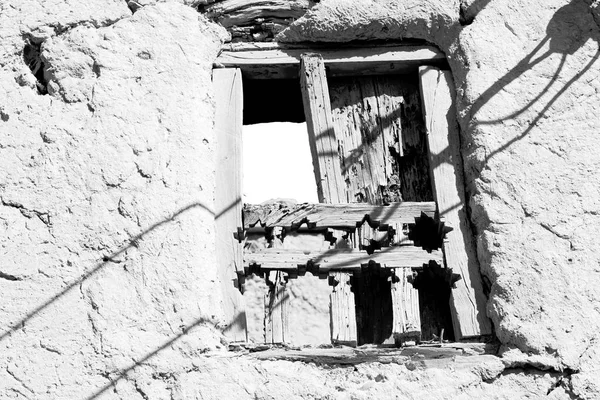 In oman de oude sierlijke venster — Stockfoto