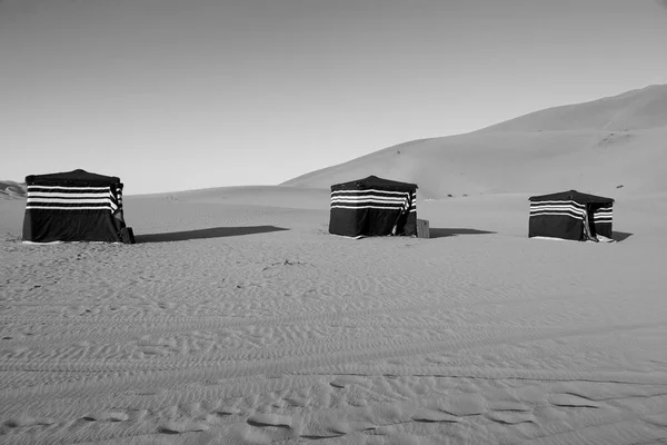 Dans oman le vieux désert quartier vide et tente nomade de pe berbère — Photo