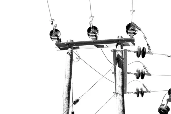 Em oman a energia de pylon de madeira de cabo elétrico e linha de corrente — Fotografia de Stock